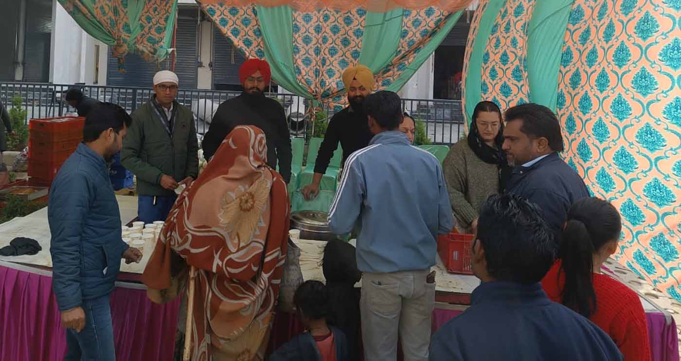 installed tea and bread pakoda langar